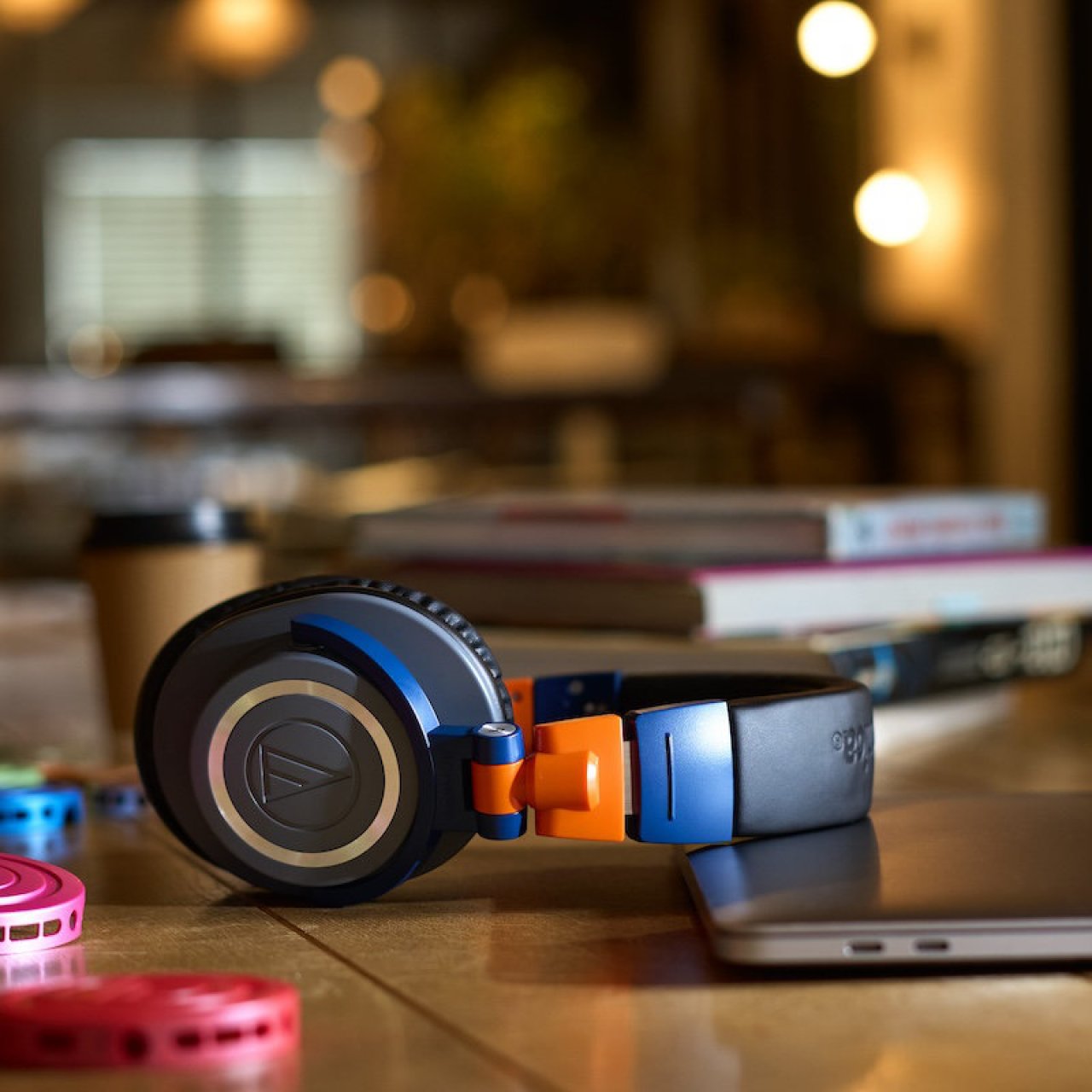 Audio-technica, casques ATH-M50x LAB en éditions limitées : rangez les feutres de couleur, les versions bleues, oranges et grises ont été retenues