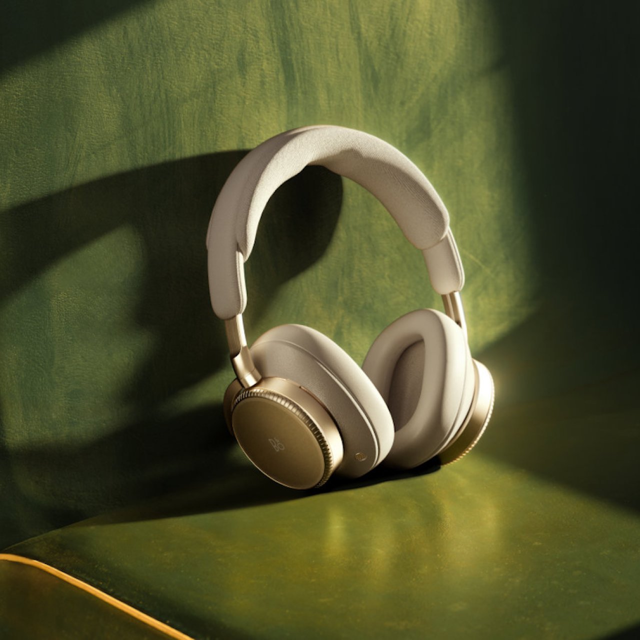 B&O Beoplay H100 : Bang & Olufsen lance le casque nomade le plus cher et luxueux du marché ainsi que (peut-être) le plus durable et performant