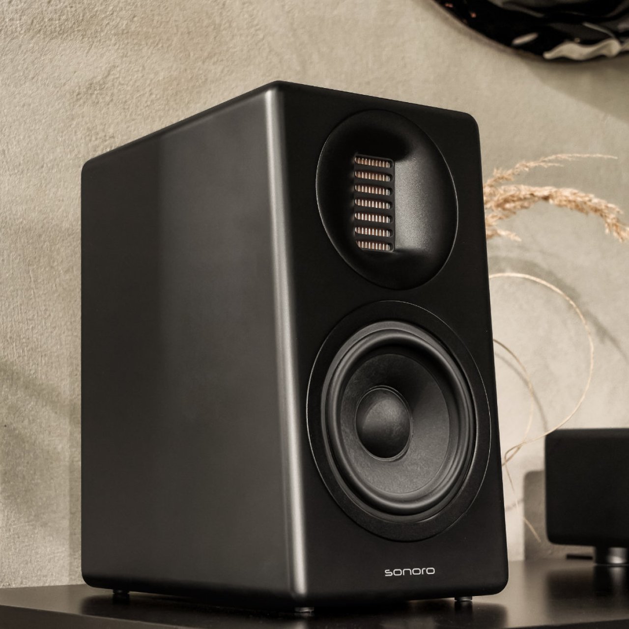 Sonoro Orchestra Slim Gen 2 : enceinte de bibliothèque améliorée avec un peu de fibre de bambou et de Kevlar