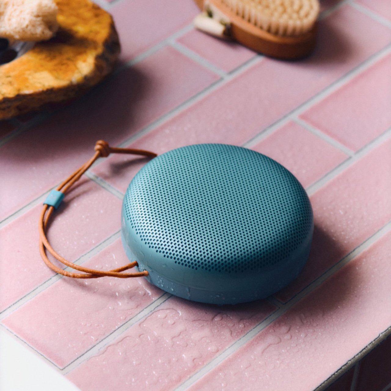 Bang & Olufsen Beosound A1Gen 3 : une petite enceinte Bluetooth nomade, luxueuse et un brin audiophile, conçue pour durer 10 ans
