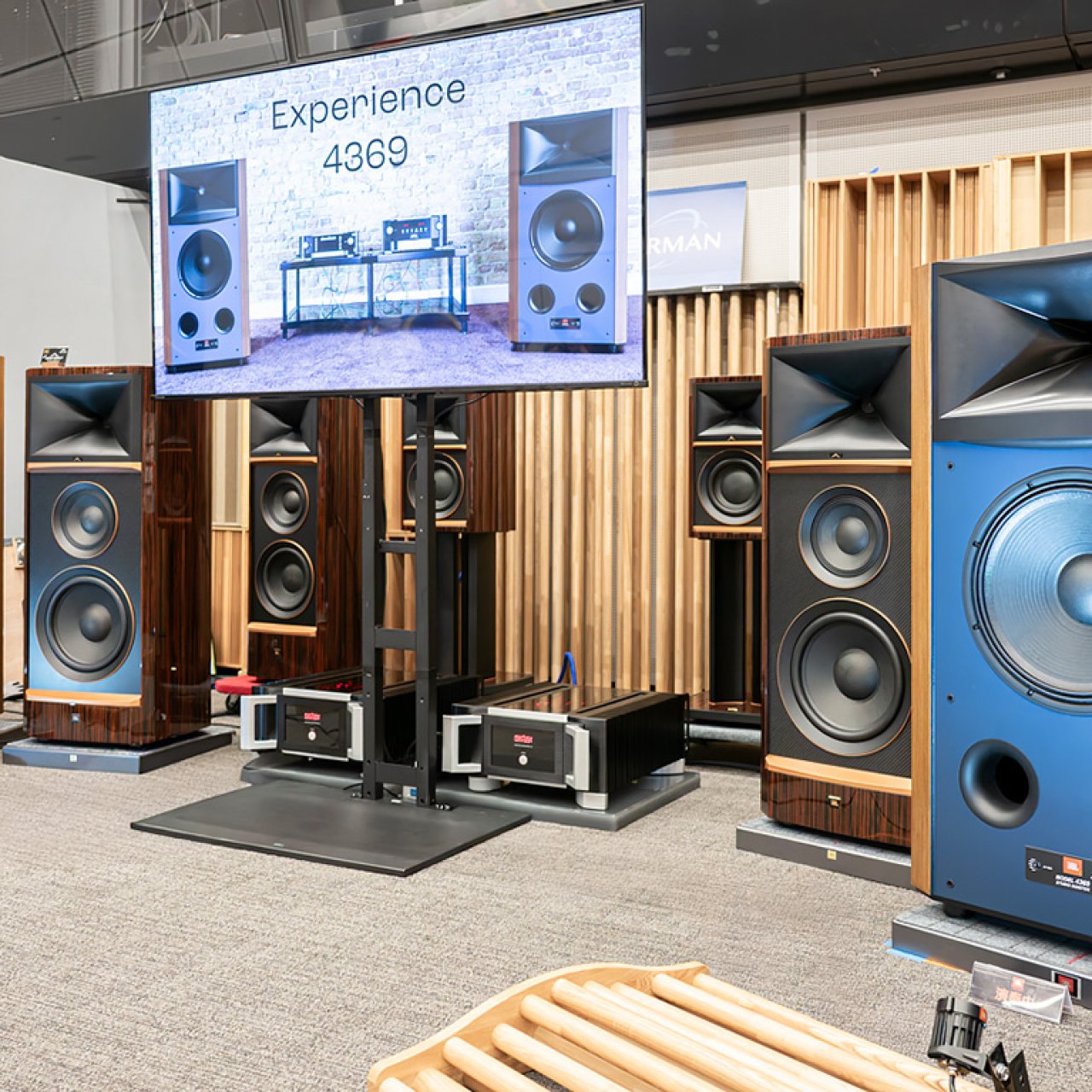 JBL rafraichit son concept Studio Monitor avec l'énorme enceinte Hifi 4369 dévoilée à Tokyo