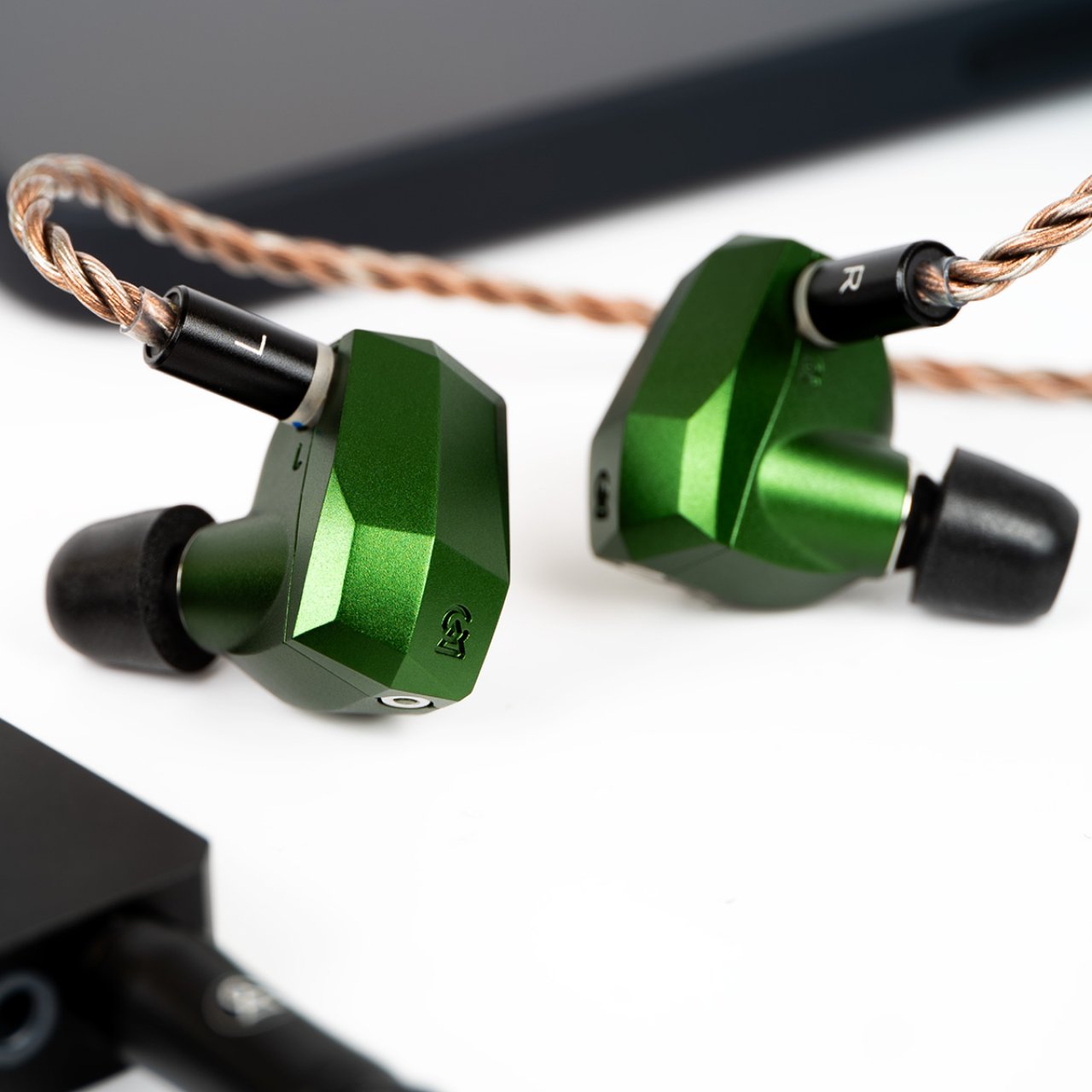 Campfire Audio officialise les écouteurs Andromeda 10 “Classic Green” : la légende passe en production de série