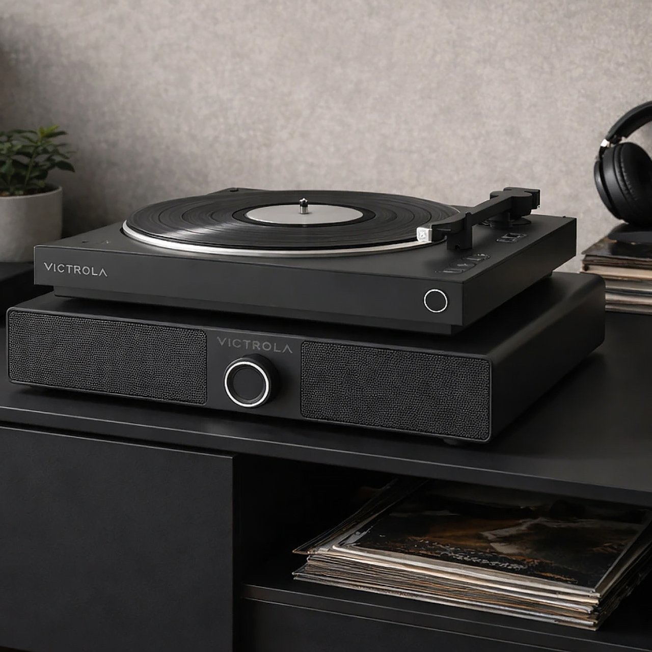 Victrola Soundstage : une “soundbase” hifi à glisser sous la platine vinyle avec Auracast et un vrai travail anti-vibration