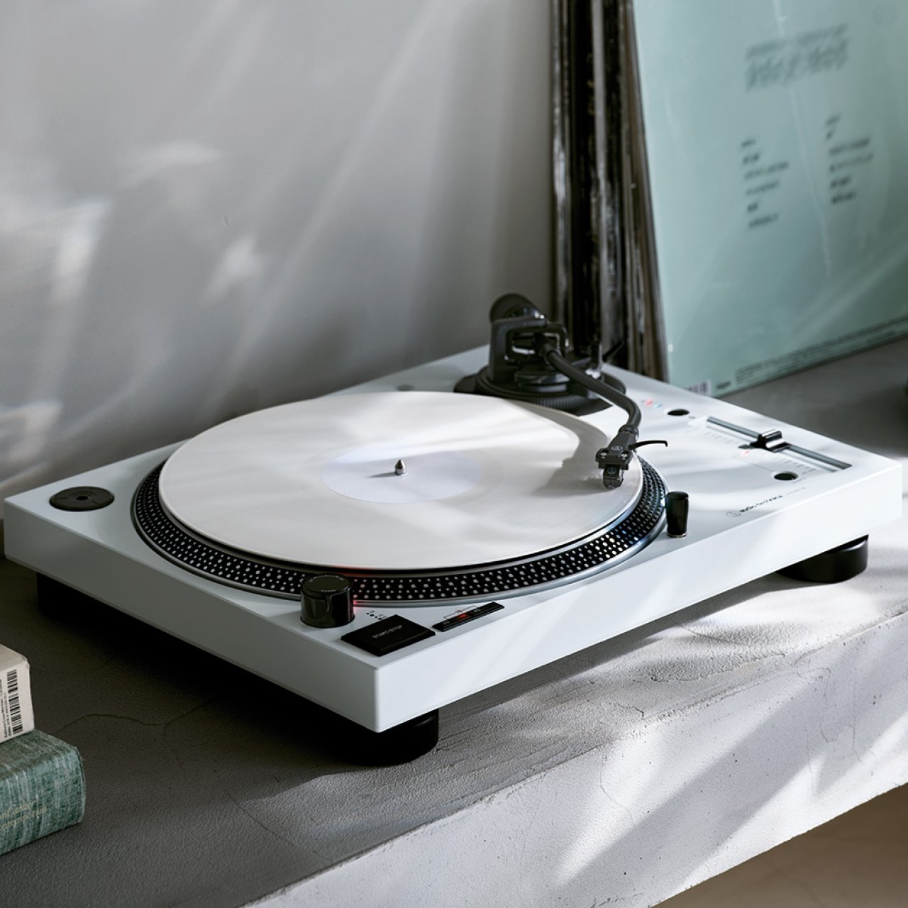 AT-LP120XBT-USB : platine vinyle classique, efficace et abordable, tout de blanc vêtue pour salon audiophile minimaliste