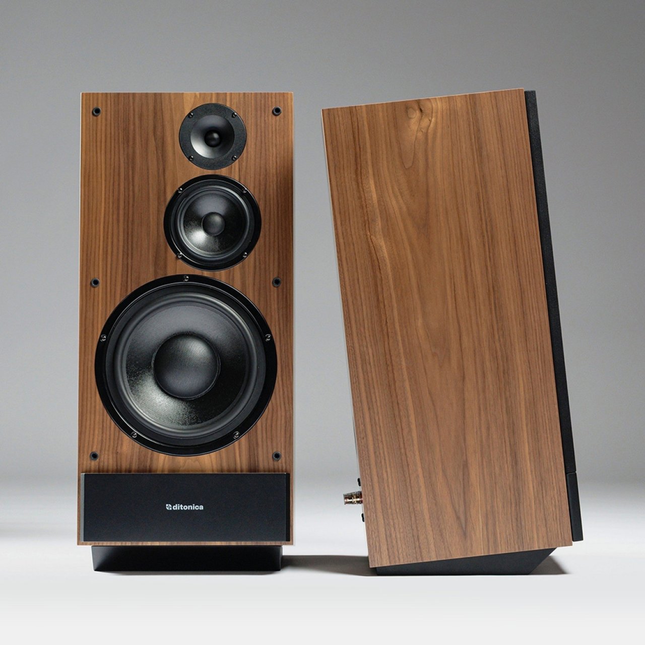 Ditonica System 7 : première enceinte Hifi d'une jeune marque audiophile lettone, au format grosse moniteur néovintage