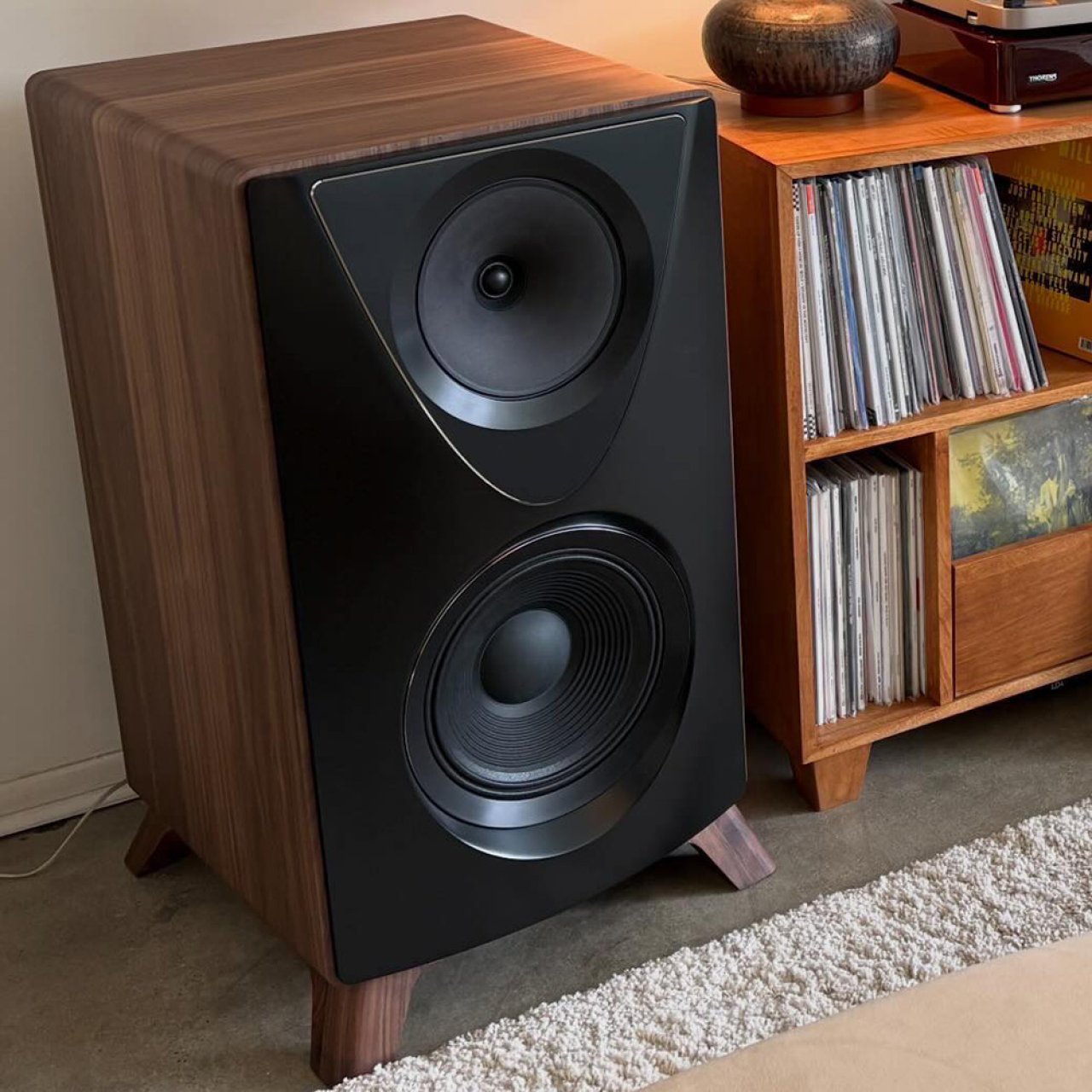 Jones & Cerreta Troubadour : première enceinte de la nouvelle marque audiophile créée par le designer de chez KEF, MoFi, Elac, Pioneer...
